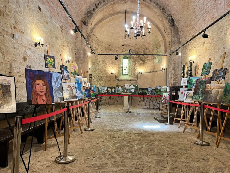FOTO Expoziție de grafică și pictură deschisă la Cetatea de Scaun a Sucevei