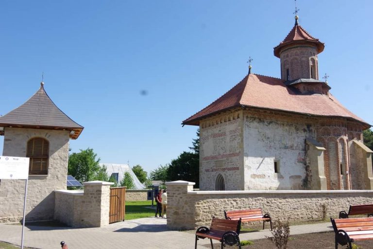 FOTO Biserica Sfântul Ilie din Comuna Șcheia a fost restaurată după ce șcheienii s-au implicat din plin pentru ca proiectul să fie dus la final: „Pot să spun că nu am văzut oameni mai uniţi de Dumnezeu, ca aceia care au pus umărul la renovarea bisericii”