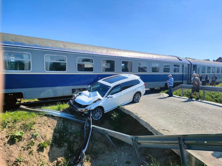 FOTO O mașină a fost lovită de tren, la Vicovu de Sus