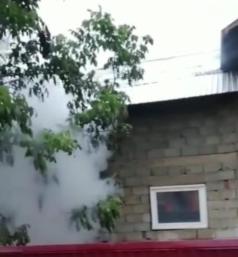 VIDEO Incendiu de proporții izbucnit într-o gospodărie din Fântânele