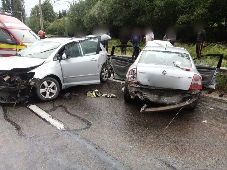 FOTO Accident cu cinci răniți produs la Molid. O femeie a rămas încarcerată în mașină