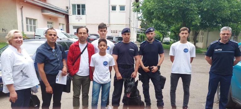 FOTO Campanie de descurajare a consumului de alcool și droguri desfășurată de polițiști printre studenții și elevii suceveni