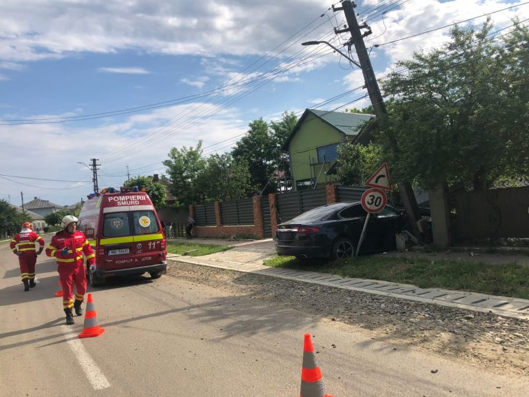 FOTO Un nemțean grăbit a ajuns cu Jaguar-ul într-un stâlp, la Liteni