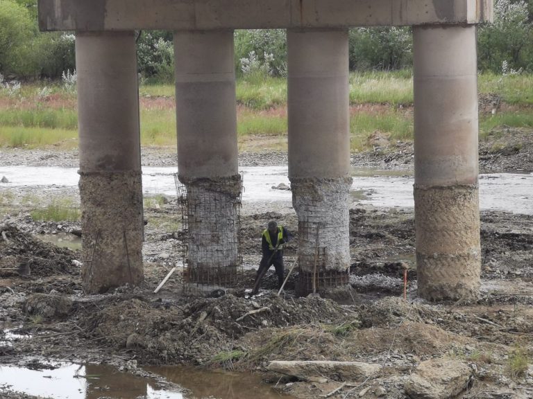 FOTO Podul de la Țibeni a devenit un pericol pentru participanții la trafic. Fierul beton a început să iasă din pilonii de susținere ai podului