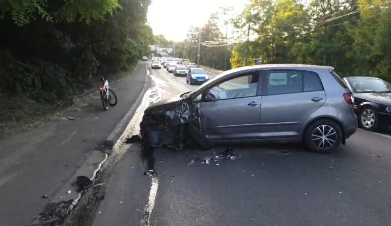 FOTO Carambol între patru mașini produs pe Calea Unirii din Suceava de o șoferiță beată din Frumosu, care a intrat cu vehiculul pe contrasens