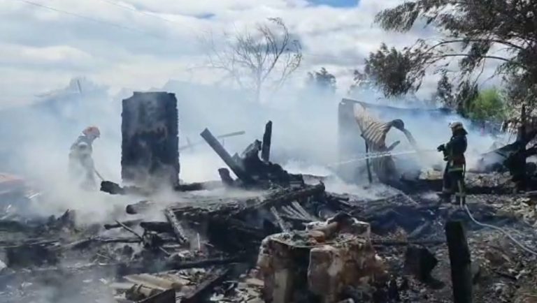 VIDEO FOTO Incendiu de proporții izbucnit la Horodnic de Sus, unde două gospodării au fost mistuite de flăcări