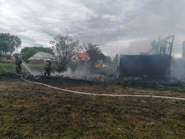 FOTO Incendiu izbucnit într-o gospodărie din Rădăuți