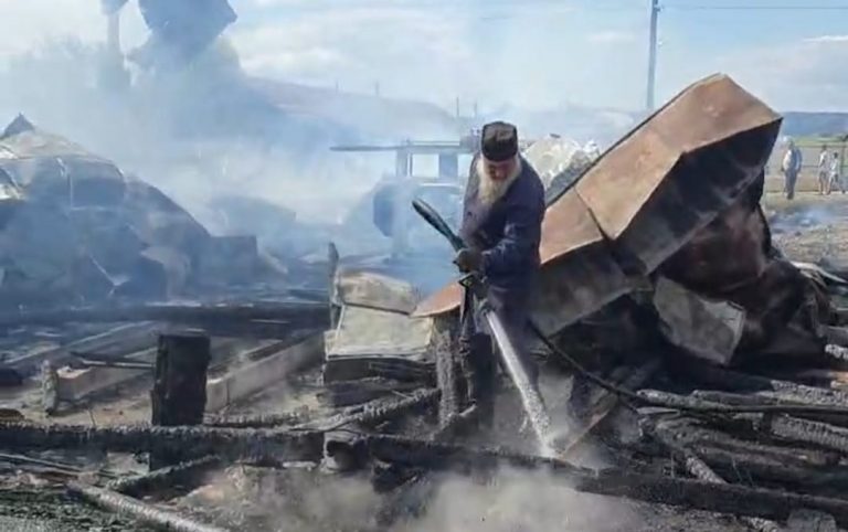 VIDEO Un gater din Valea Moldovei a fost mistuit de un incendiu puternic
