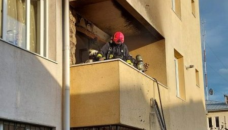 Incendiu izbucnit la un balcon de la un bloc din Suceava din cauza unei țigări aprinse aruncate aiurea