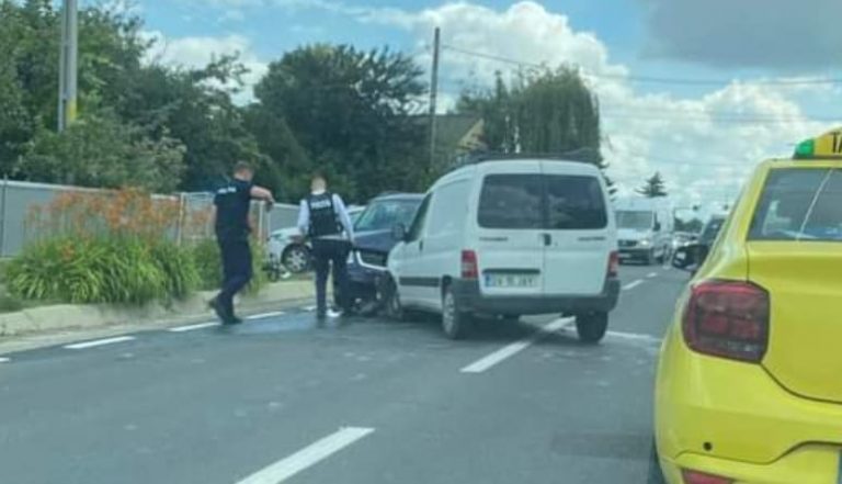 FOTO Accident produs la Plopeni de un șofer care a intrat cu mașina pe contrasens