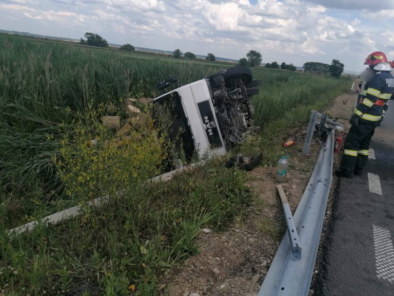 FOTO Un camion încărcat cu lemne s-a răsturnat pe centura Rădăuțiului