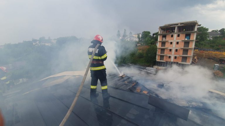 VIDEO FOTO Acoperișul unui bloc aflat în construcție a fost cuprins de flăcări, la Fălticeni