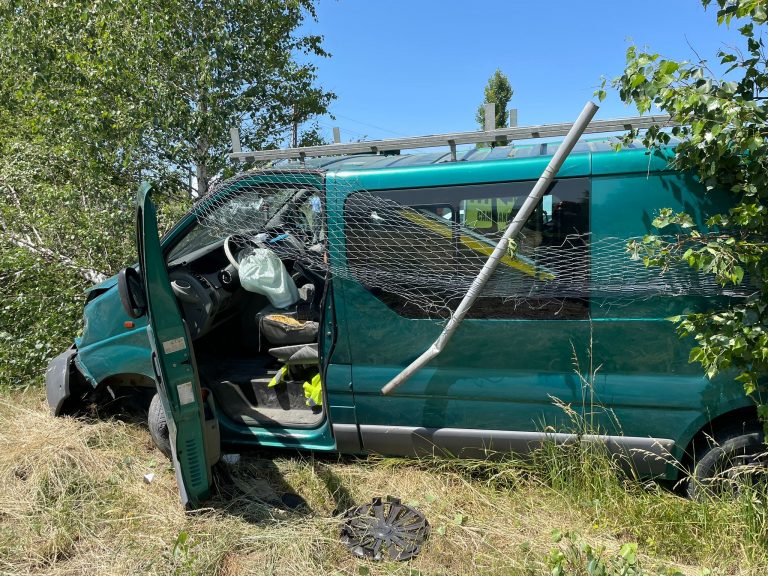 FOTO Două persoane au fost rănite într-un accident rutier produs la Rădășeni