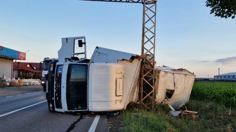 FOTO Un sucevean a ajuns în stare gravă la spital după ce s-a răsturnat cu un camion încărcat cu stupi de albine și a fost înțepat de mai multe insecte