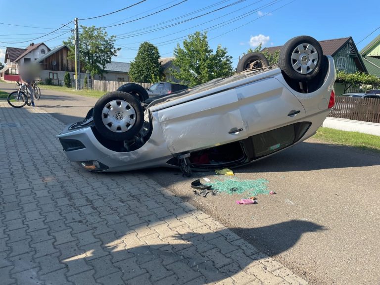 FOTO Accidentul de la Volovăț a fost produs de o șoferiță distrasă de telefonul mobil. Două fetițe de 5 ani și 9 luni au ajuns la spital