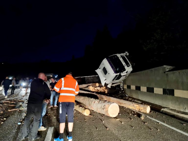 FOTO Un camion încărcat cu lemne s-a răsturnat în Pasul Mestecăniș