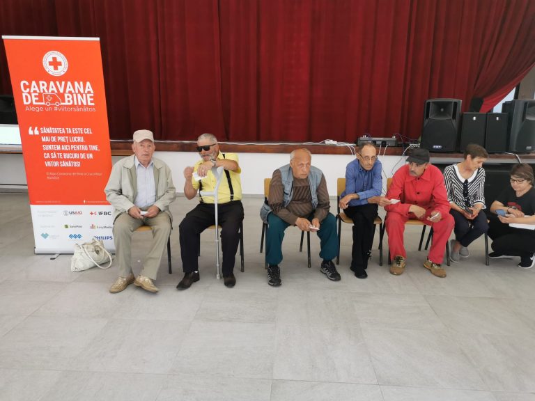 FOTO Caravana de Bine a Crucii Roșii Române oferă consultații gratuite timp de două zile cetățenilor din comuna Dorna Candrenilor: „Este un proiect pilot și au fost selectate doar 17 comune, la nivel național, iar Dorna Candrenilor este singura comunitate din județul Suceava”
