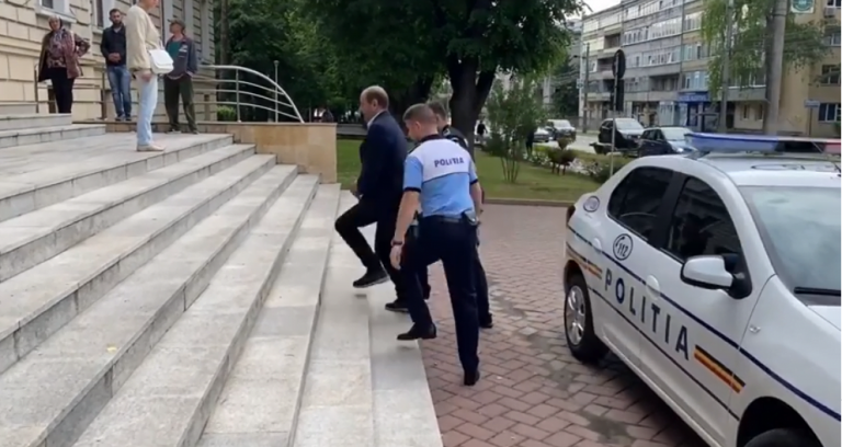 Judecătorii de la Curtea de Apel Suceava nu l-au lăsat să plece acasă pe Cristinel Crețu, fostul vicepreședinte al Consiliului Județean Suceava