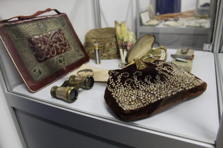 FOTO Sucevenii vor putea vizita excepționala expoziție „Un veac de feminitate – 100 de ani de modă, 1850 – 1950″ la Muzeul Bucovinei: „Expoziția își propune să arate publicului nostru ce a însemnat frumosul, moda și feminitatea începând cu secolul XIX și până la sfârșitul secolului XX”