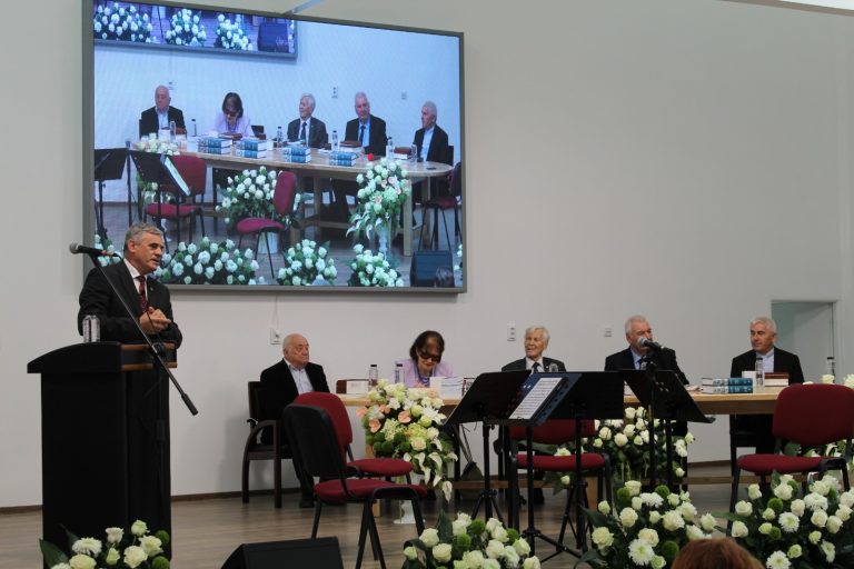 FOTO Festivalul Literar „Mihai Eminescu” a transformat comuna Dumbrăveni într-o veritabilă capitală culturală a României: „Satul Dumbăveni este un sat din splendida Bucovină, cu liceu, cu spital, cu centre de cultură, cu amfiteatru, grație oamenilor din această localitate”