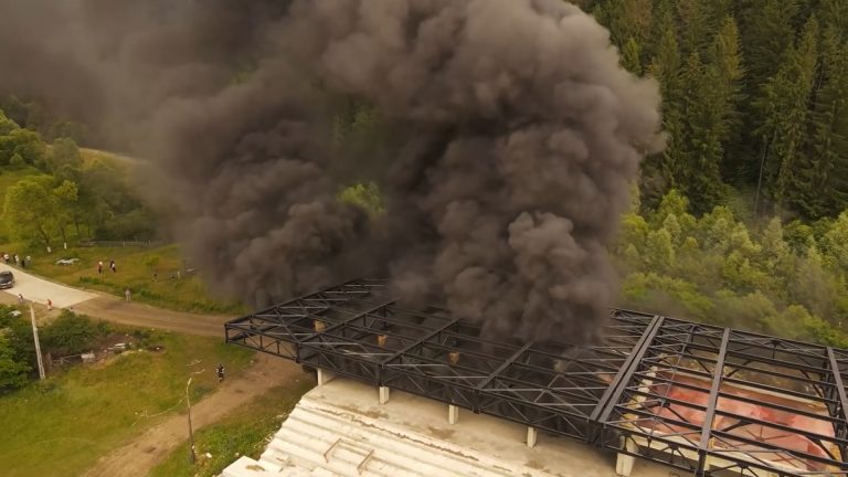 VIDEO Stadionul din Putna a luat foc de la o țigară aprinsă aruncată aiurea