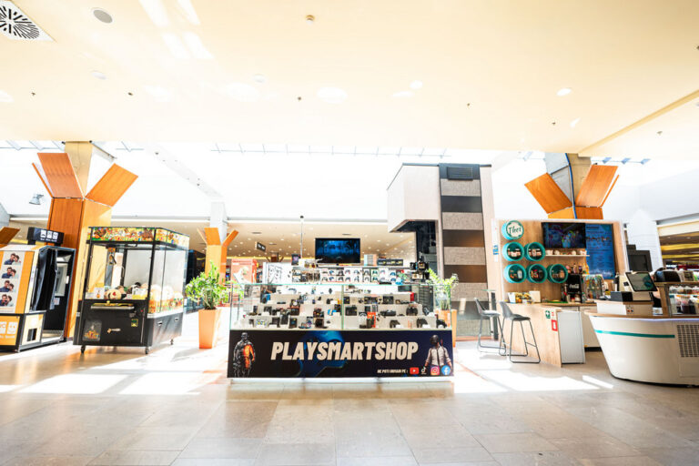 FOTO Playsmartshop – locație cu accesorii pentru gaming-ul exclusiv pe telefon și tabletă, deschisă prin programul Go Local, la Iulius Mall Suceava