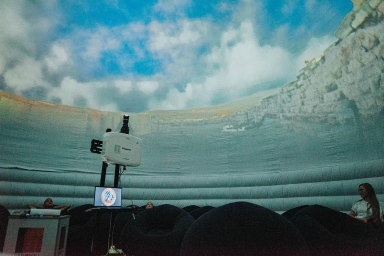 FOTO Iulius Mall Suceava îi trimite pe suceveni și nu numai în călătorii uimitoare prin spațiu și timp cu ajutorul unui planetariu gonflabil