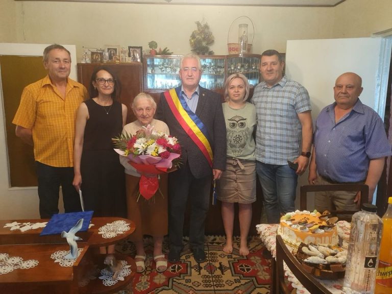 FOTO Primarul Ion Lungu a vizitat-o pe suceveanca Maria Grijincu care a împlinit onorabila vârstă de 100 de ani: „Este o doamnă foarte vioaie la aceasta vârstă, în fiecare zi merge la biserică”