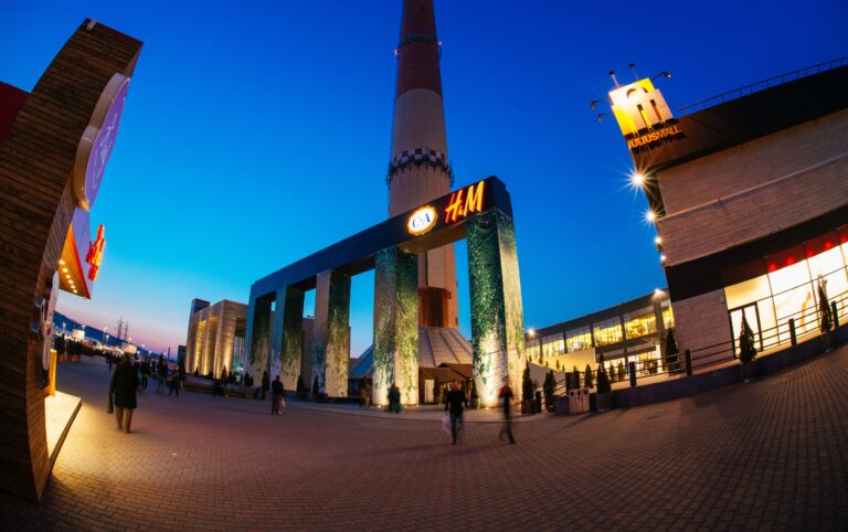 Patru zăbăuci din Suceava și Zvoriștea au crezut că este distractiv să se urce pe turnul din fața Iulius Mall Suceava. Polițiștii i-au „premiat” cu câte o amendă în valoare de 500 de lei