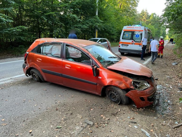FOTO O șoferiță s-a răsturnat cu mașina la ieșire din Suceava spre Adâncata