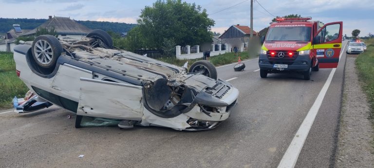 FOTO O șoferiță a pierdut controlul asupra mașinii și s-a răsturnat pe cupolă, la Dărmănești