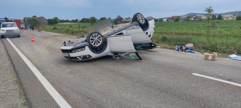 FOTO O persoană a avut nevoie de îngrijiri medicale după ce s-a răsturnat cu mașina la Dănila
