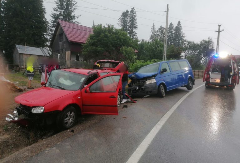 FOTO Patru persoane au fost rănite într-un accident produs în Pasul Tihuța