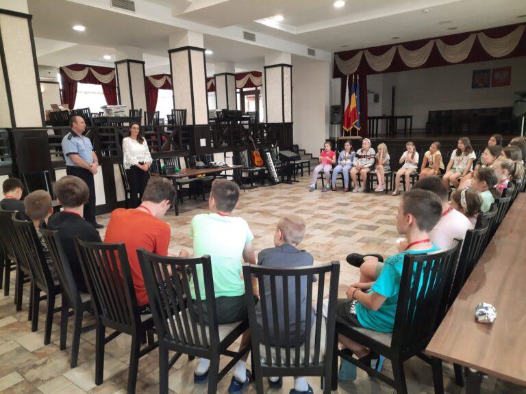 FOTO Campania „Vacanță în siguranță” a continuat cu activități desfășurate de polițiști la Dumbrăveni și Solonețu Nou