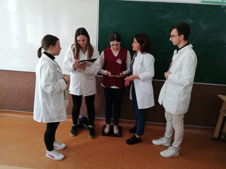 FOTO Studenții de la Facultate de Medicină și Științe Biologice din cadrul USV au desfășurat o campanie de depistare și conștientizare și prevenție a obezității infantile: „46% dintre elevi au exces ponderal”