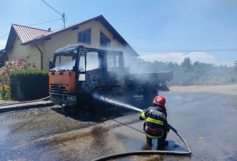 FOTO Un camion a luat foc pe o stradă din Fălticeni