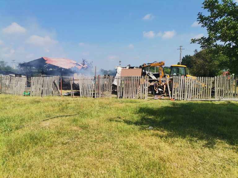 FOTO O gospodărie din Vârfu Dealului a fost distrusă de un incendiu puternic