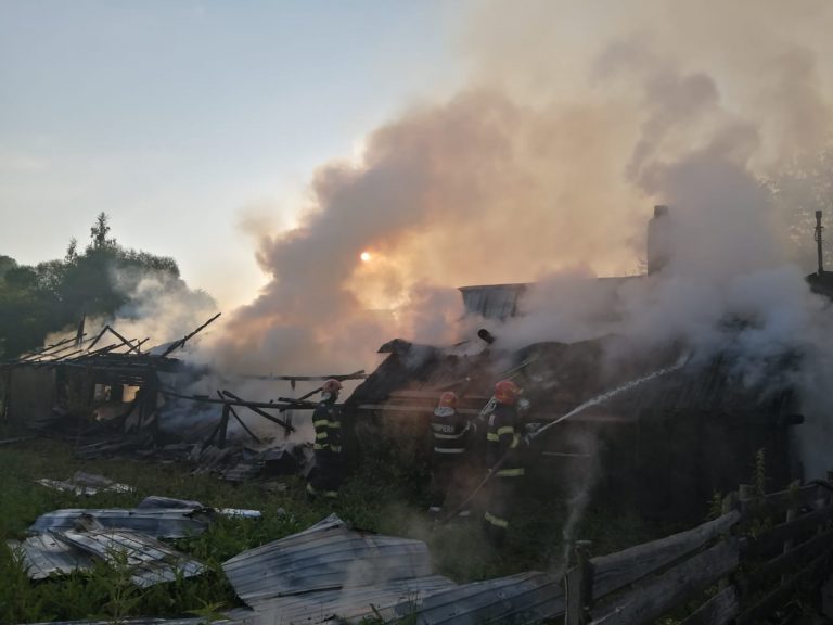 FOTO O gospodărie din Râșca a fost distrusă de un incendiu puternic