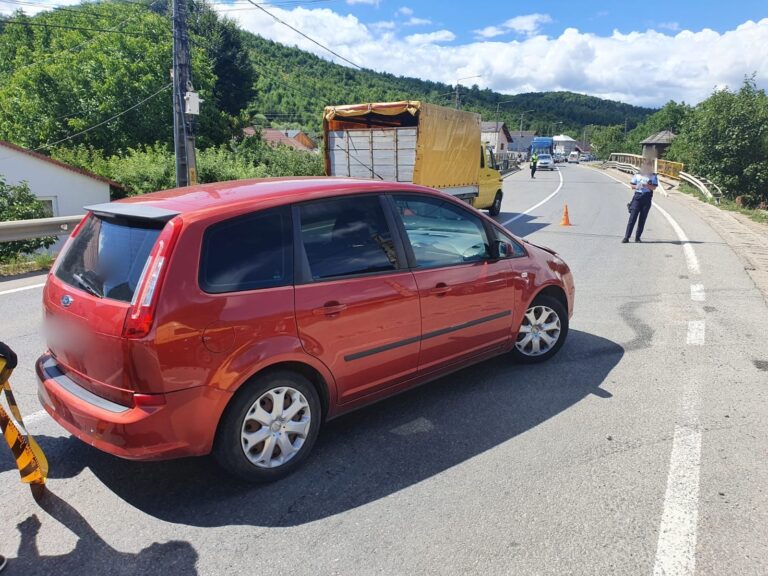 FOTO Accidentul cu doi răniți de la Păltinoasa a fost produs de un șofer care nu a dat prioritate într-o intersecție