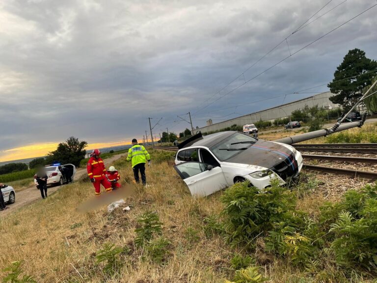 FOTO Traficul feroviar a fost blocat la Verești după ce un tânăr s-a izbit cu mașina într-un stâlp de electricitate feroviar