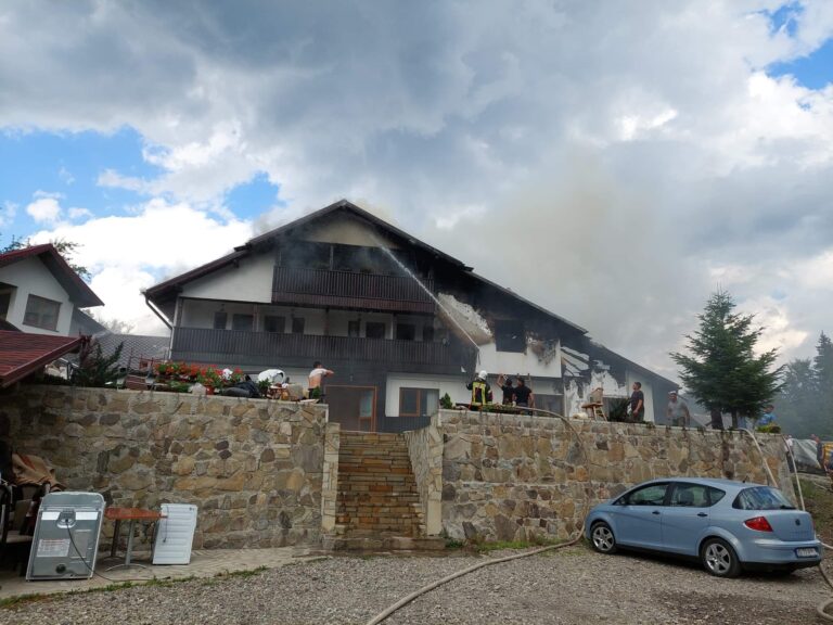 FOTO Incendiu de proporții izbucnit la Cabana turistică Obcina Feredeului din Frumosu