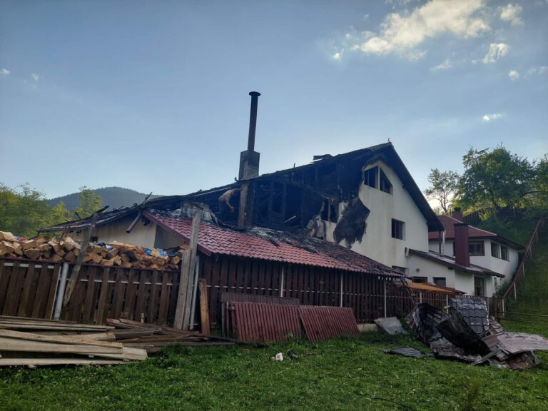 FOTO Cabana turistică Obcina Feredeului din Frumosu a fost distrusă de un incendiu puternic izbucnit de la coșul de fum