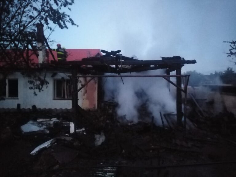 VIDEO FOTO Trei gospodării din Vicovu de Sus au fost cuprinse de un incendiu puternic