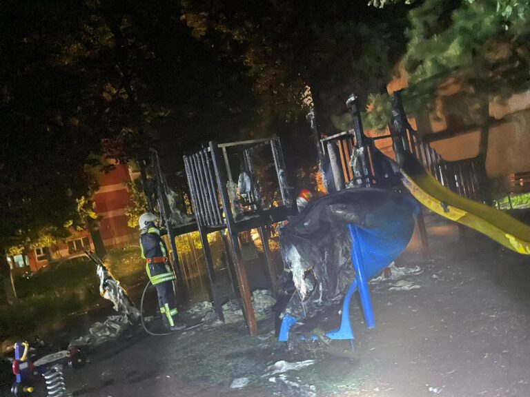 FOTO Un loc de joacă din centrul municipiului Suceava a fost distrus de un incendiu pornit de la o țigară