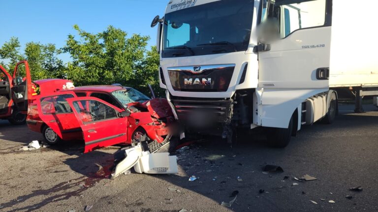 FOTO Accidentul cu trei răniți de la Moara a fost produs de un bucureștean care a virat stânga fără să acorde prioritate mașinii ce venea din sens opus