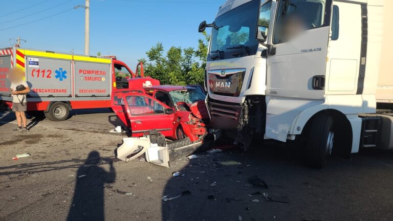 FOTO Trei persoane au fost rănite într-un accident produs la intrarea în comuna Moara