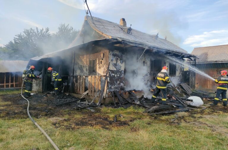 FOTO Un bărbat din Bunești a ajuns la spital după ce i-a luat foc casa