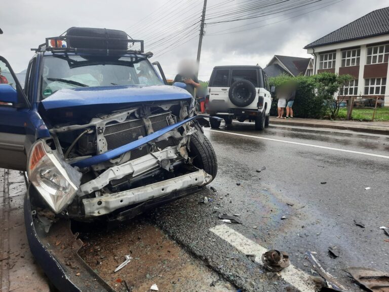 FOTO Patru persoane au fost rănite într-un accident produs la Câmpulung Moldovenesc
