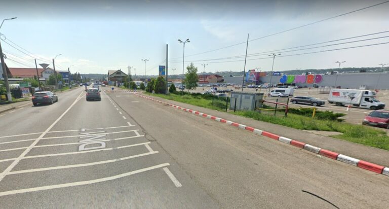 Un bărbat care traversa neregulamentar strada a fost lovit de o mașină în fața magazinului Jumbo din Șcheia