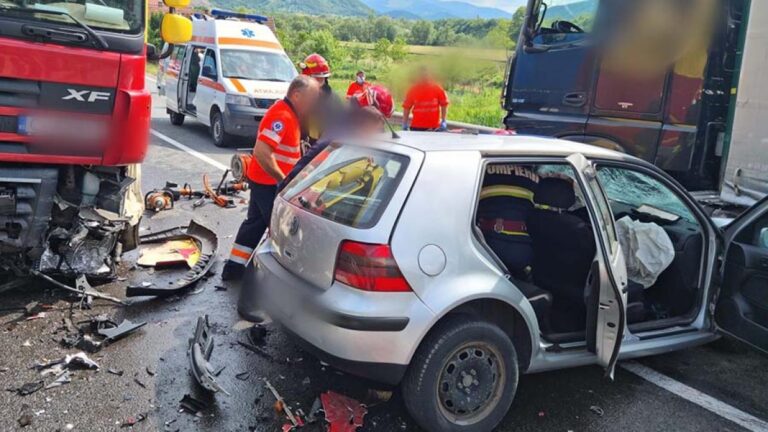 O șoferiță din Milișăuți și fiica ei au ajuns la spital după ce au intrat cu mașina pe contrasens și s-au izbit în două camioane, la Forăști